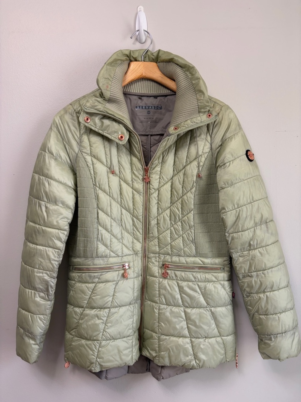 Bernardo Primaloft Packable Puffer Coat in a light green Color SIZE MEDIUM